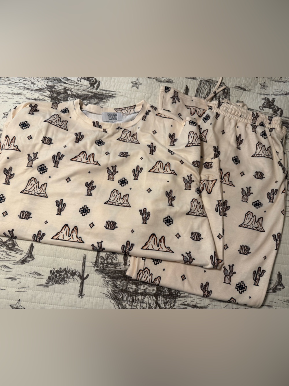 Women’s Cream Desert Print Pajama Set XL
